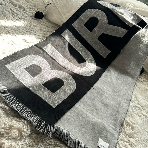 Burberry Scarf - Picture 5 of 6
